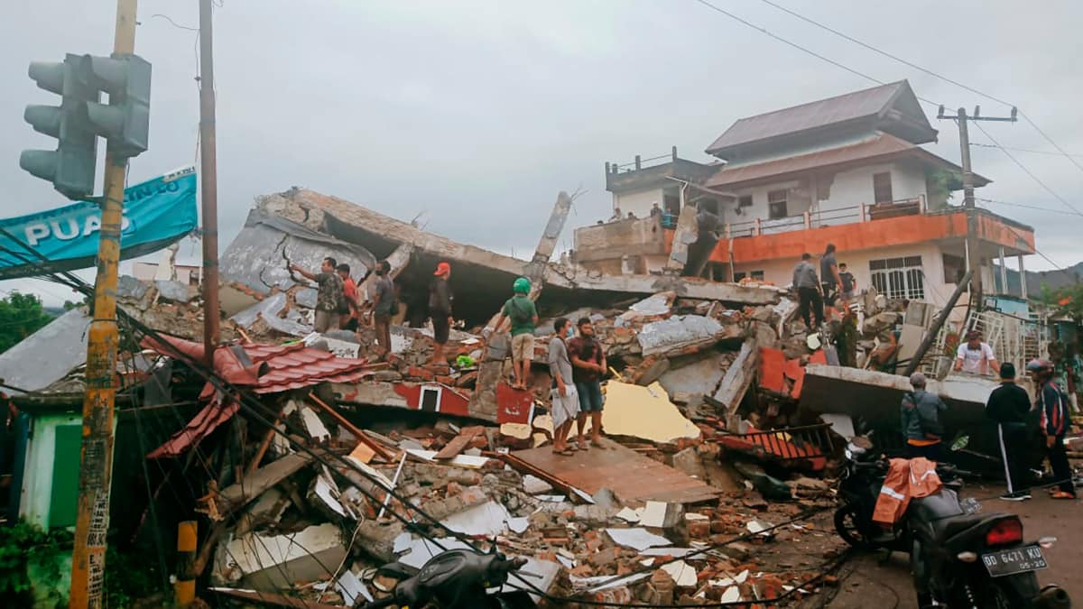 Terremoto in Indonesia di magnitudo 6.2: decine di morti, crolla hotel e ospedale