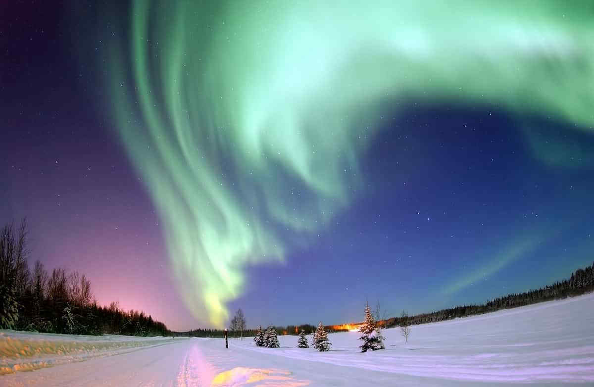 Aurora boreale in Valtellina: lo spettacolo sul Gran Zebrù dopo la tempesta geomagnetica