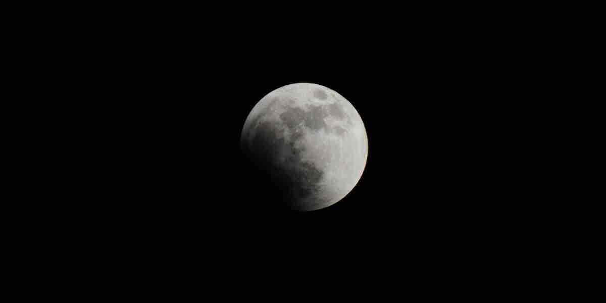 Eclissi di Luna “parziale” più lunga da 580 anni: la diretta live dalle ore 8 del 19 novembre