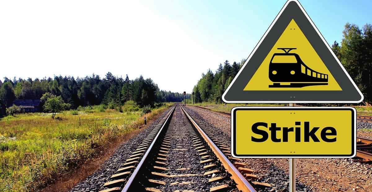 Cosa fare in caso di sciopero treni e bus: i consigli utili