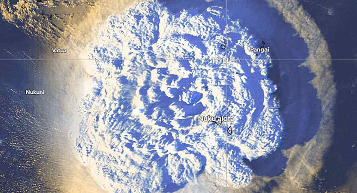 Esplode vulcano sottomarino a Tonga. Allarme tsunami fino agli Usa