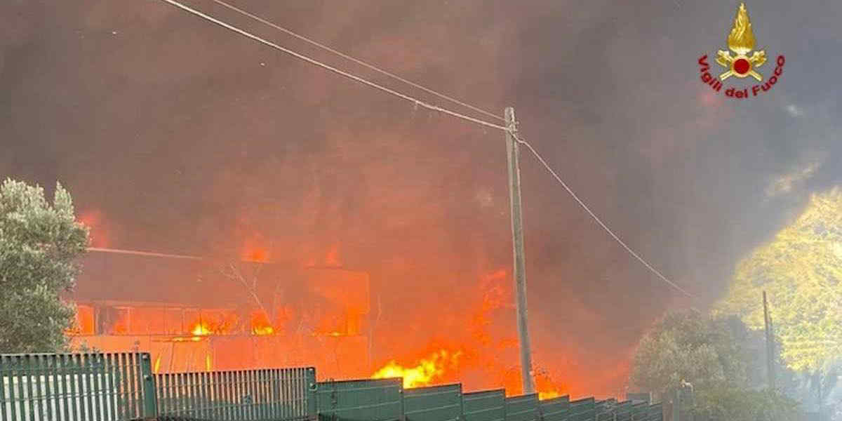 Maddalena in fiamme, incendio sul monte di Brescia: fiamme arrivate a pochi metri dalle abitazioni
