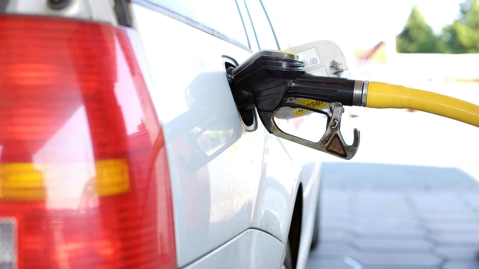 Prezzi benzina, diesel, metano e Gpl, aumenti record: fare un pieno costa 15 euro in più dello scorso anno
