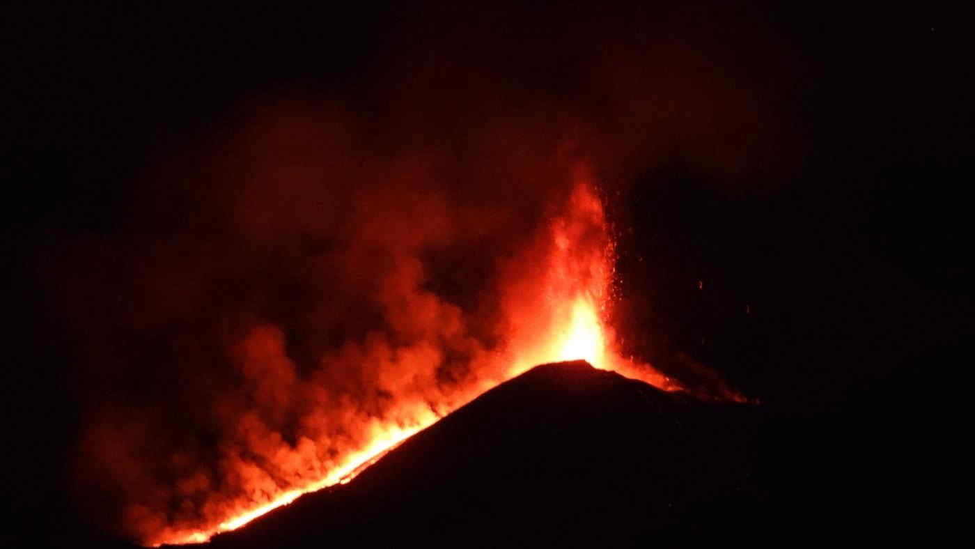 Etna, spettacolare eruzione: fontana di lava e nube alta fino a 10 chilometri – Le immagini