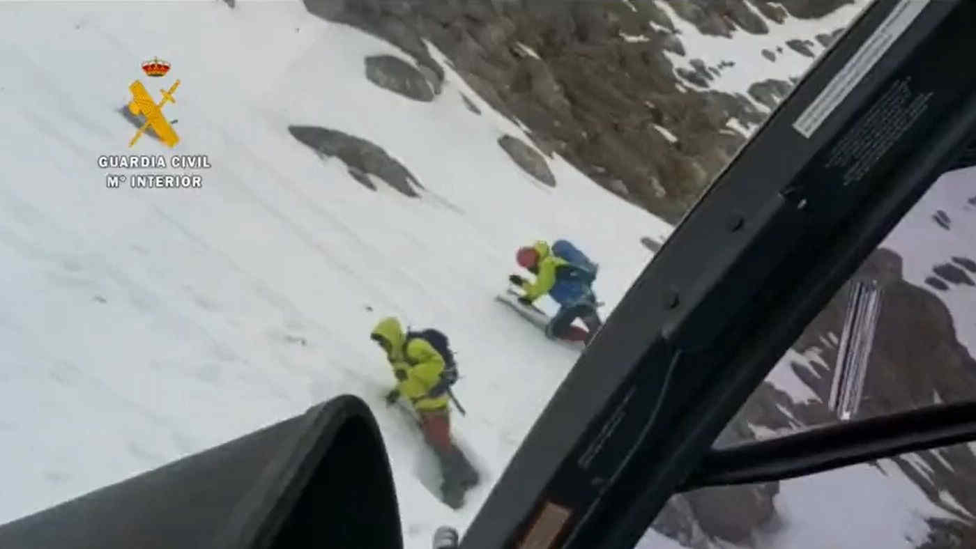 Spagna, alpinisti bloccati a 2000 metri: le immagini del salvataggio con l’elicottero