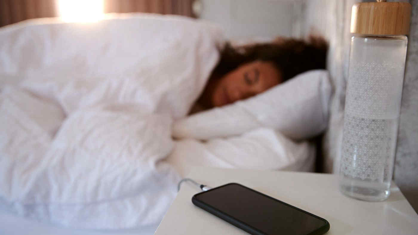 Dormite col telefono in carica vicino al letto? Rischi di obesità e diabete