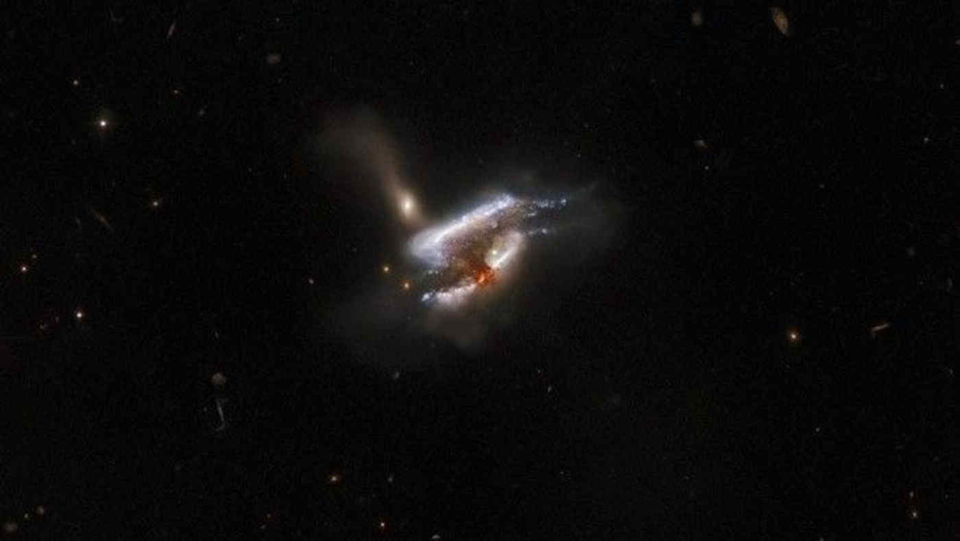 La spettacolare fusione di 3 galassie immortalata da Hubble