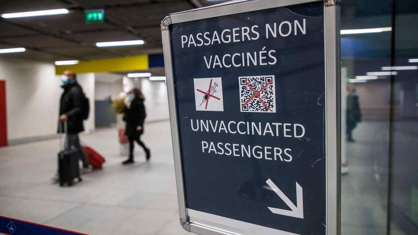 Covid e viaggi, Ue: stop alle restrizioni per i vaccinati e i guariti