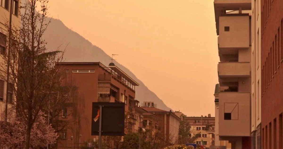 Cielo arancione a Bolzano per l'arrivo della sabbia del Sahara: le immagini
