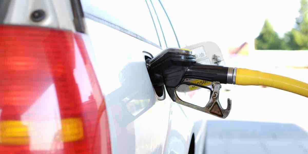 Benzina supera i 2 euro. È allarme per gas e grano