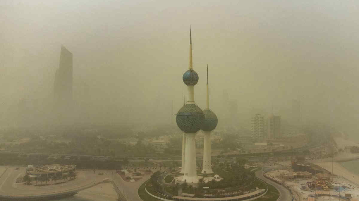 L’impressionante tempesta di sabbia che ha oscurato il Kuwait: le foto