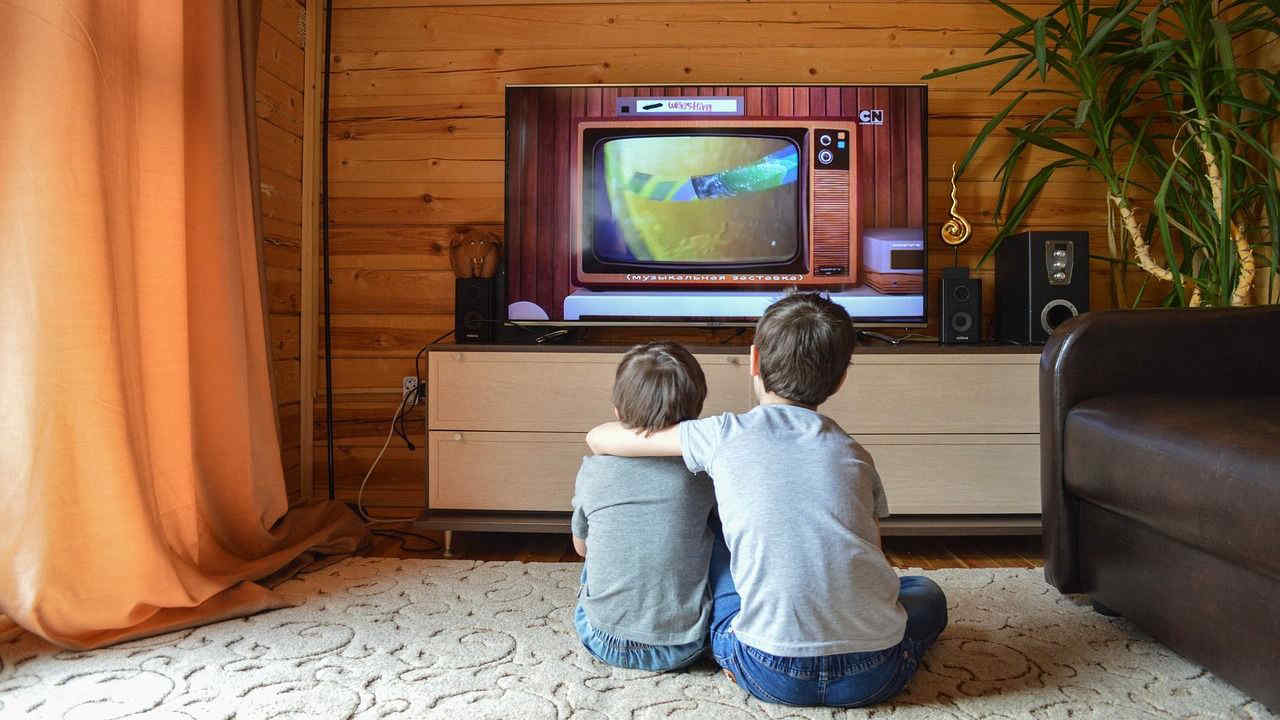 Schermi tv e digitali, lo studio: mal di testa, depressione e irritabilità nei ragazzi dopo 2 ore