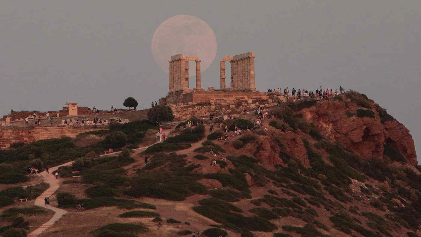 Eclissi lunare: le foto più belle della Luna Piena