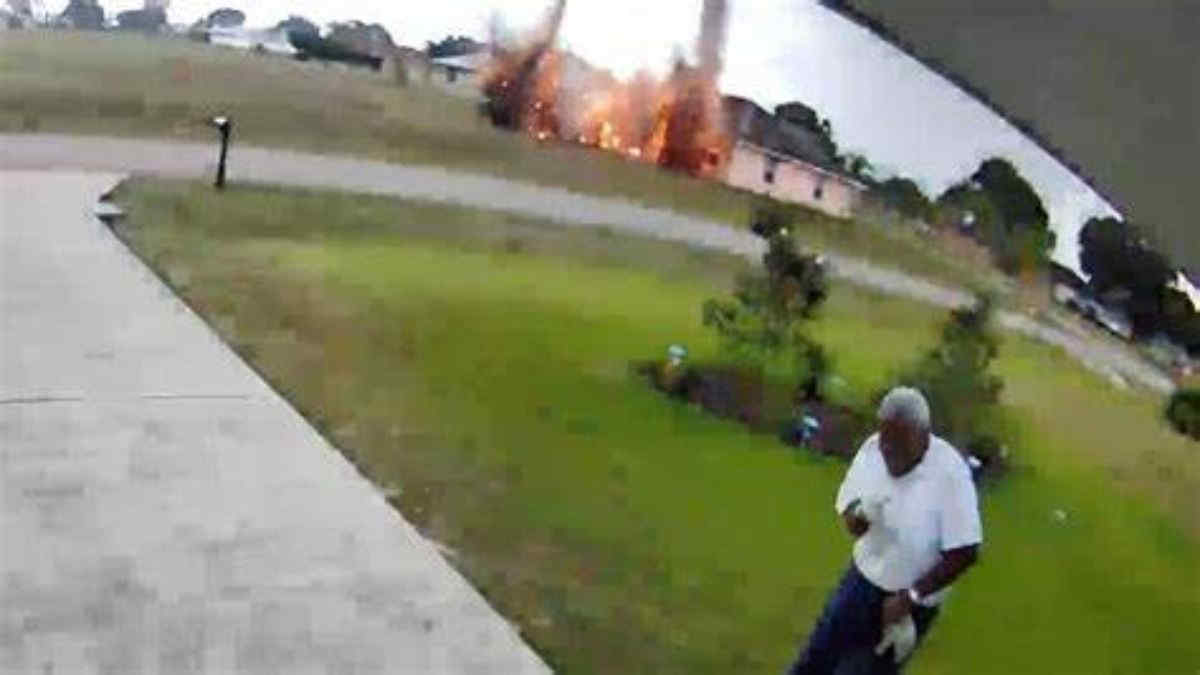 Fulmine cade a pochi metri da un uomo: il video dalla telecamera di sicurezza