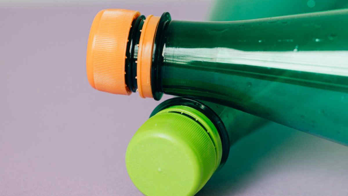 Bottiglie con i tappi attaccati: una scelta davvero utile per il pianeta?