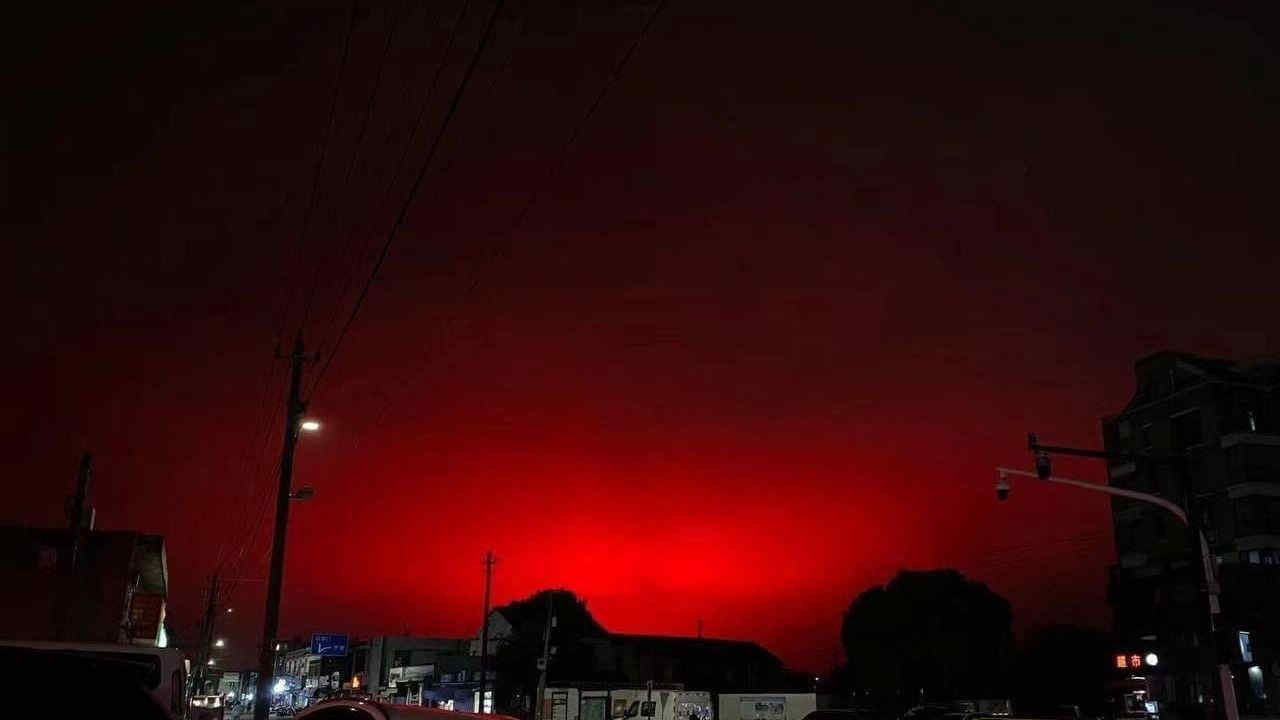 Cina, incredibile fenomeno a Zhoushan: il cielo si tinge di rosso. Le immagini