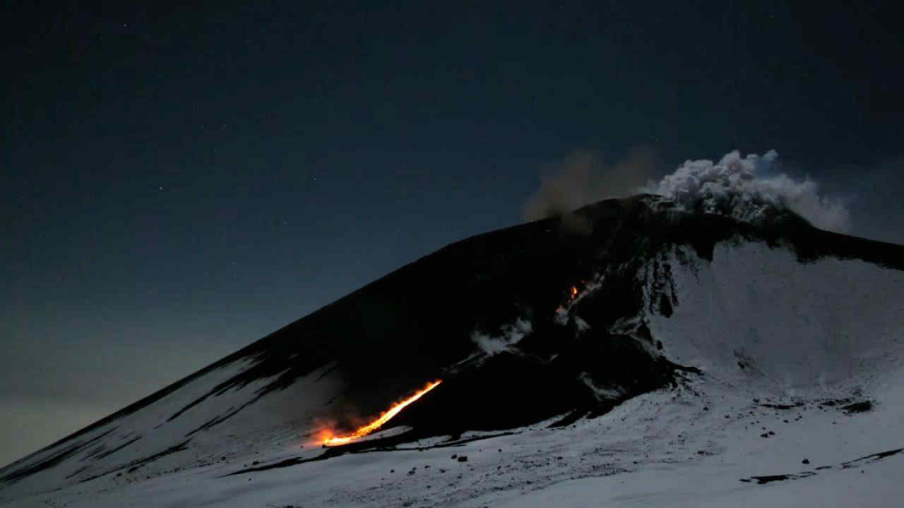 Esplosioni, lava e cenere: Etna e Stromboli danno spettacolo