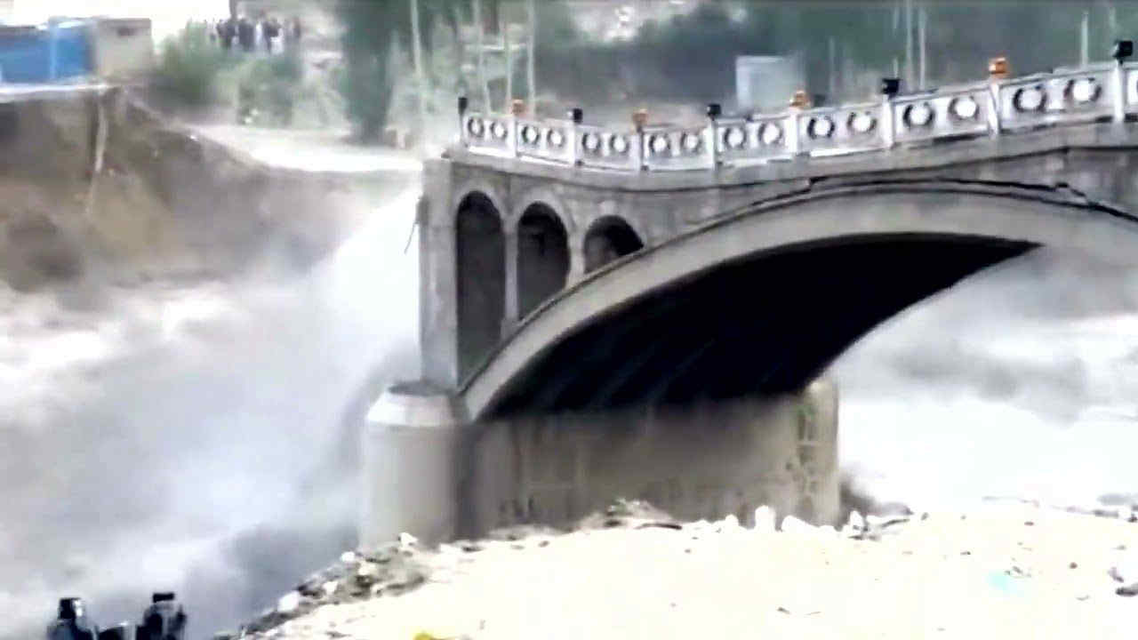 Pakistan, ghiacciaio collassa per il caldo record: ponte spazzato via dalla piena. Le immagini