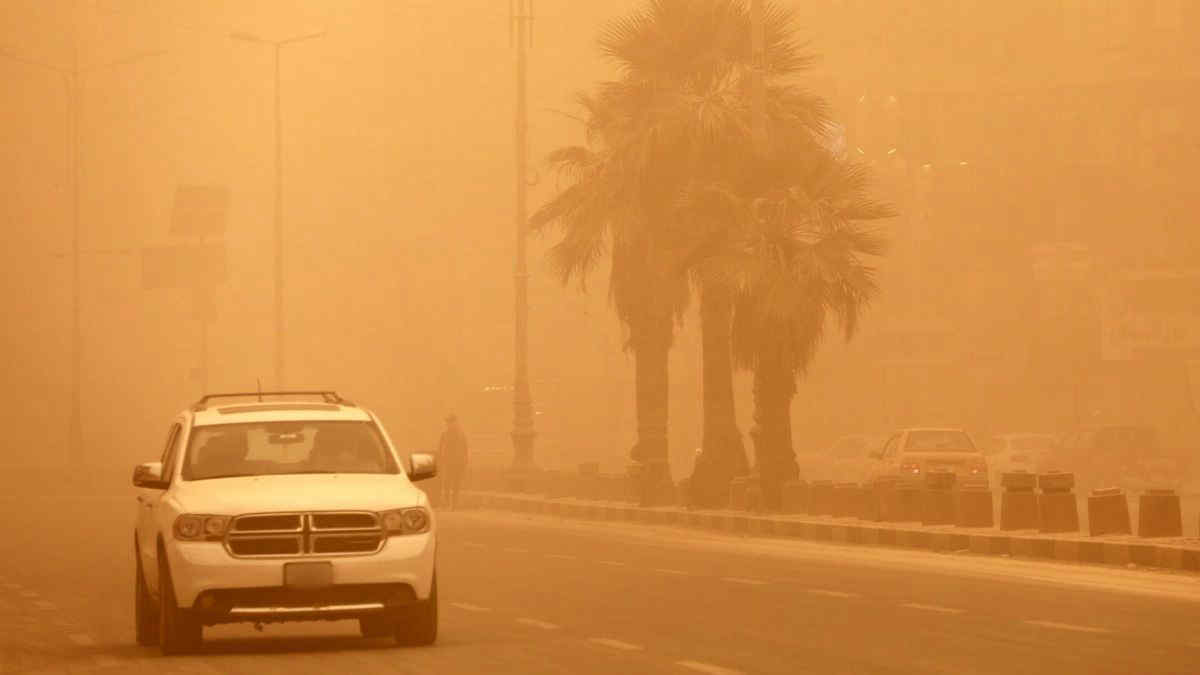 Tempesta di sabbia travolge l’Iraq: un morto e migliaia di ricoverati. Le foto