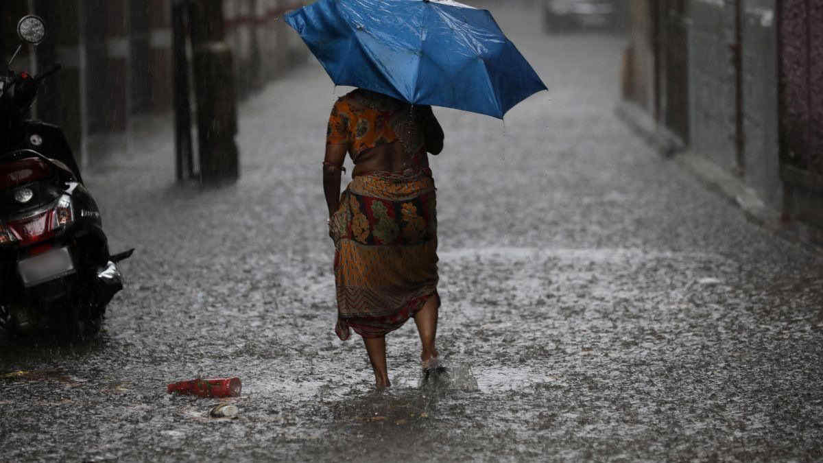Il ciclone Asani colpisce l’India: le immagini delle piogge torrenziali a Calcutta