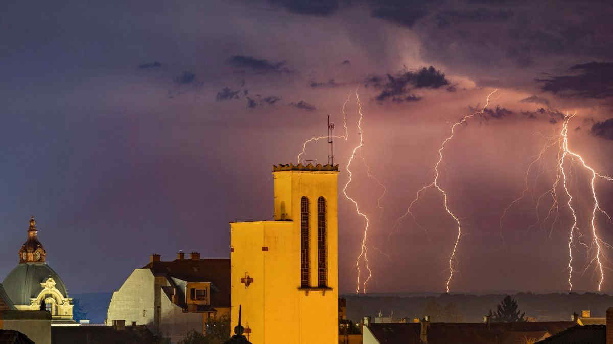 Lo spettacolo dei fulmini nel cielo di Nagykanizsa in Ungheria: le foto