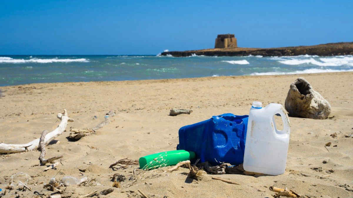 Spiagge italiane invase dalla spazzatura: 834 rifiuti ogni 100 metri
