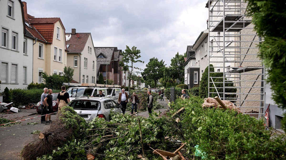 Tornado colpisce la Germania: danni e 30 feriti a Paderborn. Le foto