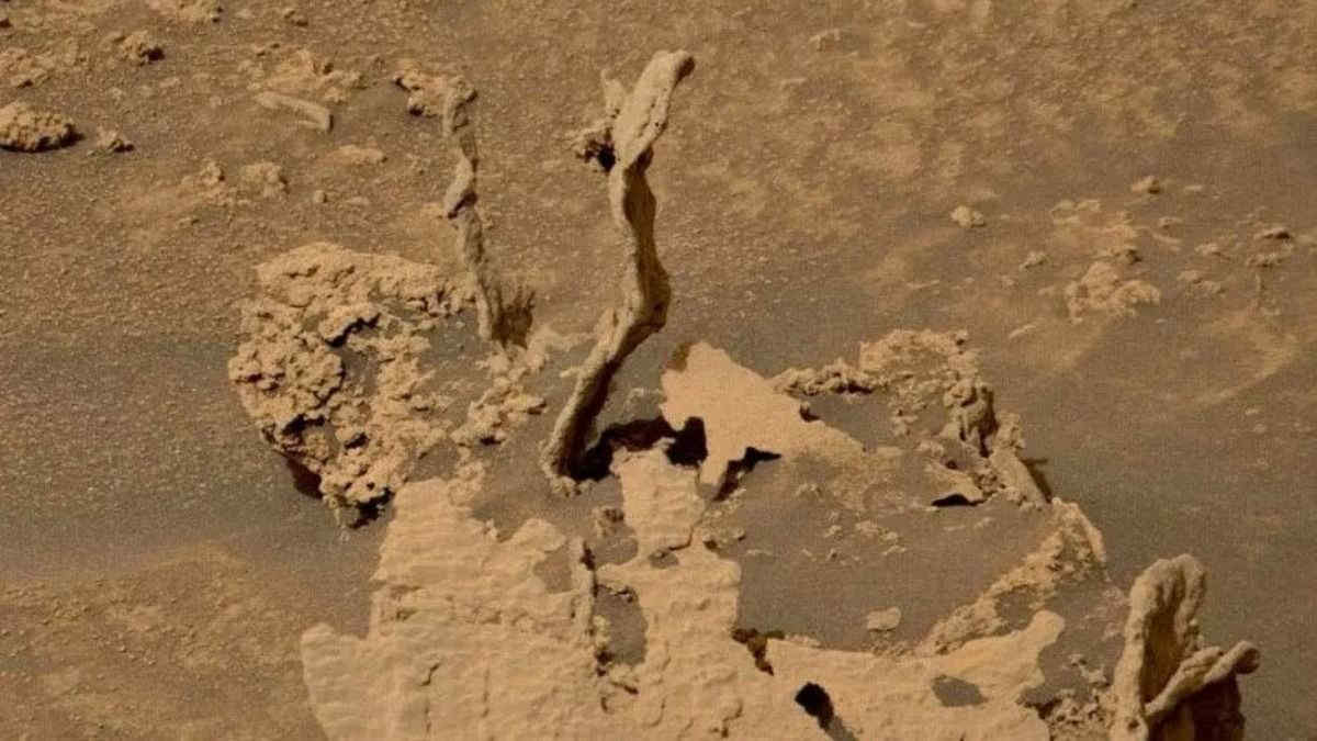 Curiosity fotografa strane torri rocciose su Marte: l'ipotesi della Nasa