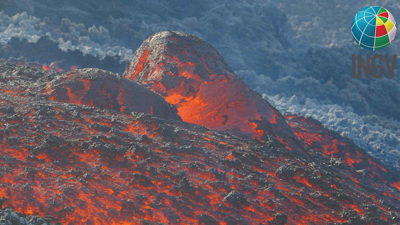 Etna, nuova eruzione spettacolare: la lava che scorre nella Valle del Bove | VIDEO