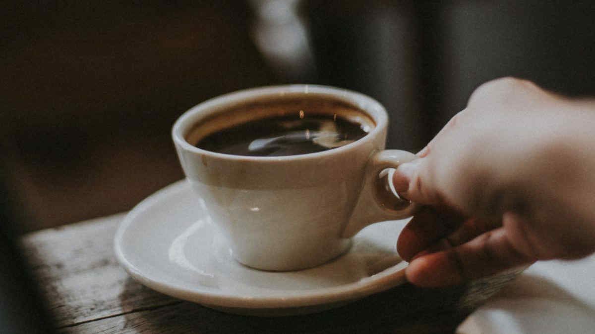 Bere caffè a stomaco vuoto: perché non è una buona idea