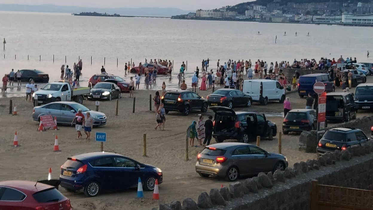 In Gran Bretagna l'alta marea improvvisa inghiotte le auto parcheggiate in spiaggia