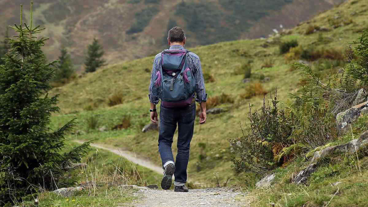 Camminate al mare o in montagna: ecco come proteggere le articolazioni