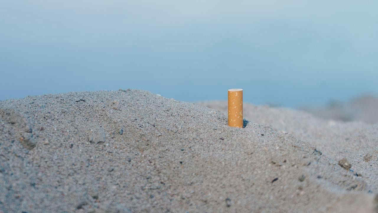 Le sanzioni per chi getta sigarette in spiaggia