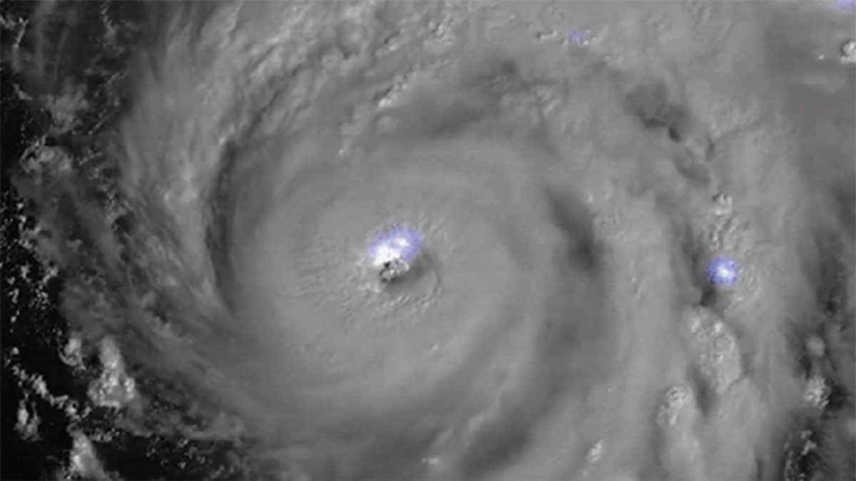 Uragano Ian visto dallo spazio: si vedono fulmini e saette. Le immagini
