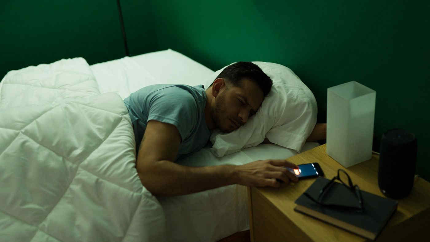 Dormire con lo smartphone sul comodino fa davvero male?