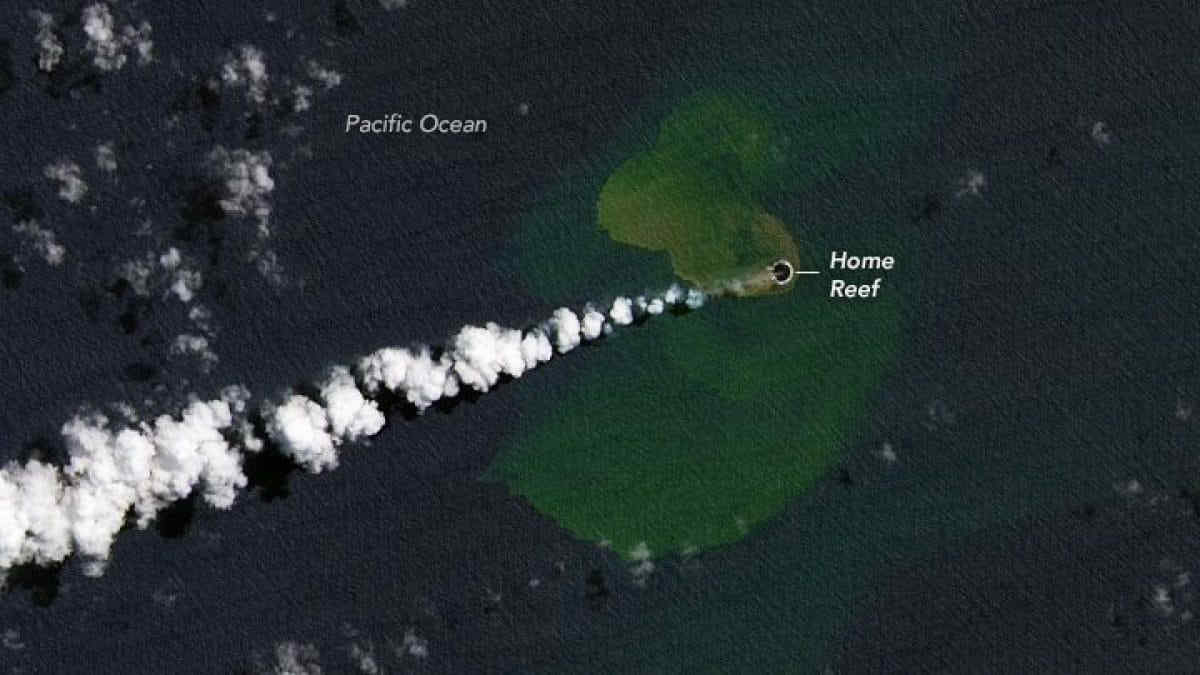 Nuova isola nell'Oceano Pacifico nata dall'eruzione di un vulcano sottomarino: le immagini Nasa