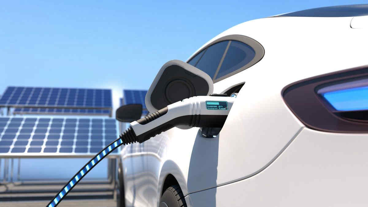 Caro energia, i prezzi alle stelle mettono a rischio le auto elettriche