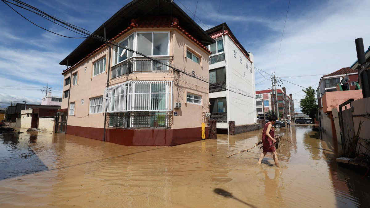 Il tifone Hinnamnor colpisce la Corea del Sud: allagamenti e gravi danni | FOTO