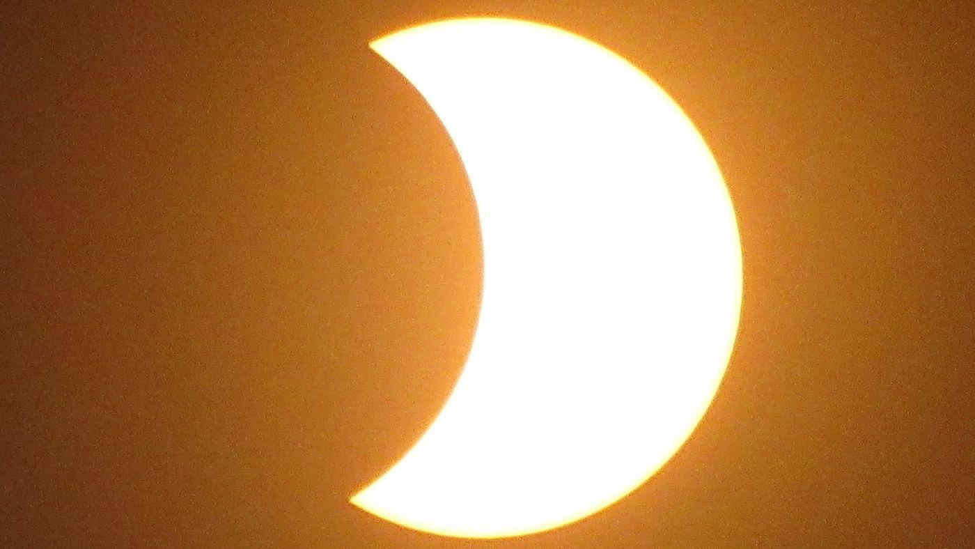 Eclissi solare del 25 ottobre 2022: la guida per vederla senza farsi male agli occhi