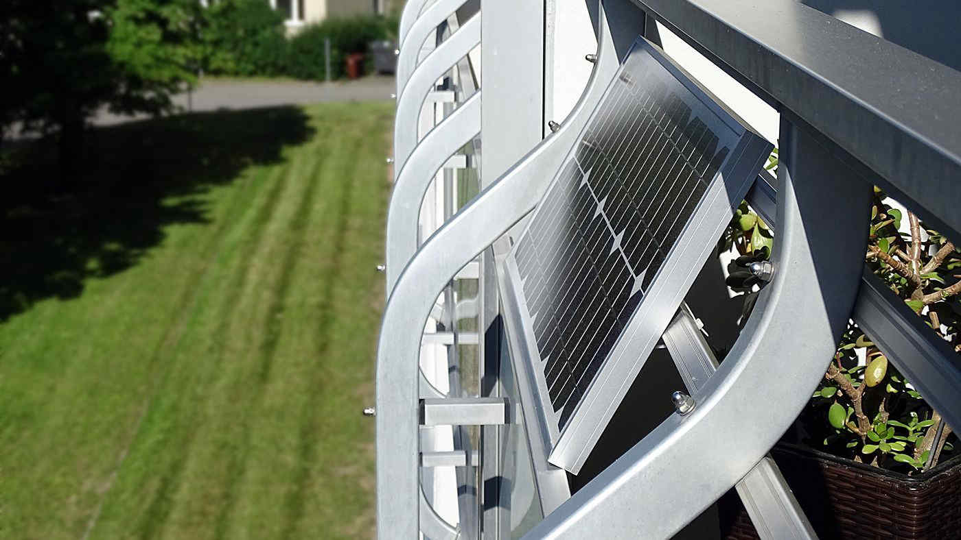 Fotovoltaico da balcone: come funziona, costi, quanto fa risparmiare?