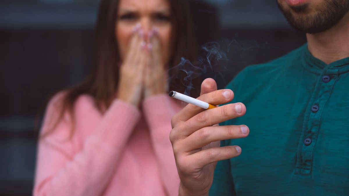 I rischi del fumo passivo: infiammazioni anche dopo una breve esposizione