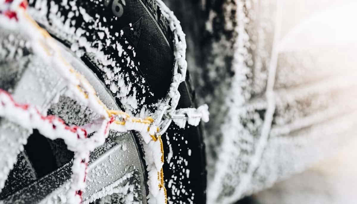 Catene da neve o gomme termiche: ecco come attrezzare la propria auto