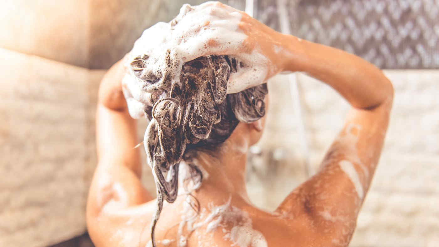 Fare troppe docce può danneggiare la pelle (e non solo)