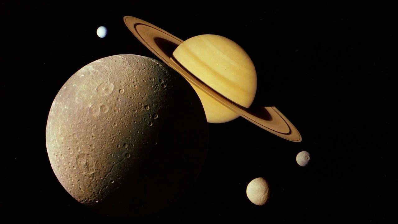 Tra pochi giorni torna il "bacio spaziale" Luna-Saturno, ecco come ammirarlo