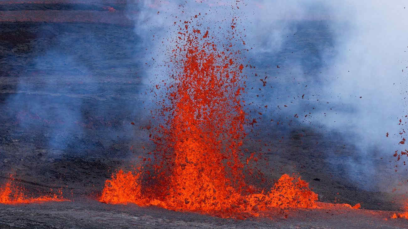 Torna a farsi sentire dopo 38 anni il vulcano attivo più grande del mondo, le immagini dell’eruzione Mauna Loa alle Hawaii