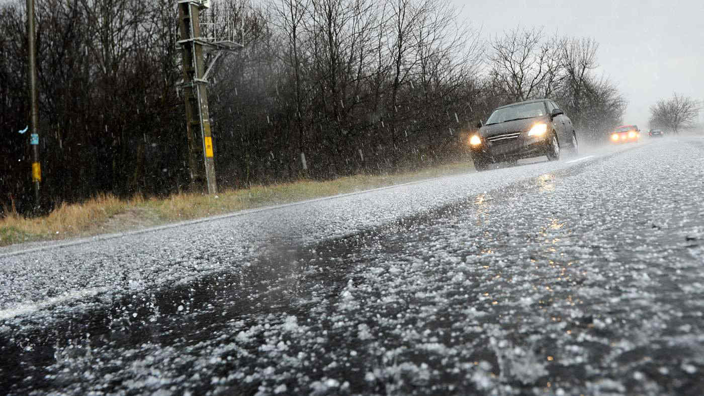 Come guidare in caso di strada ghiacciata, 5 consigli utili ed errori da evitare