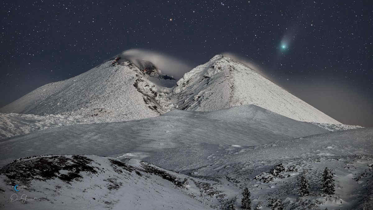 La cometa di Neanderthal brilla sopra l’Etna: per la Nasa è la foto del giorno