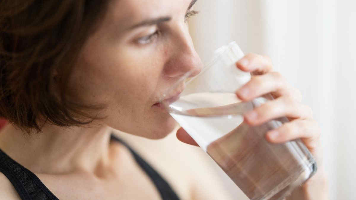 Idratarsi correttamente serve anche a prevenire le malattie croniche (e a invecchiare bene)