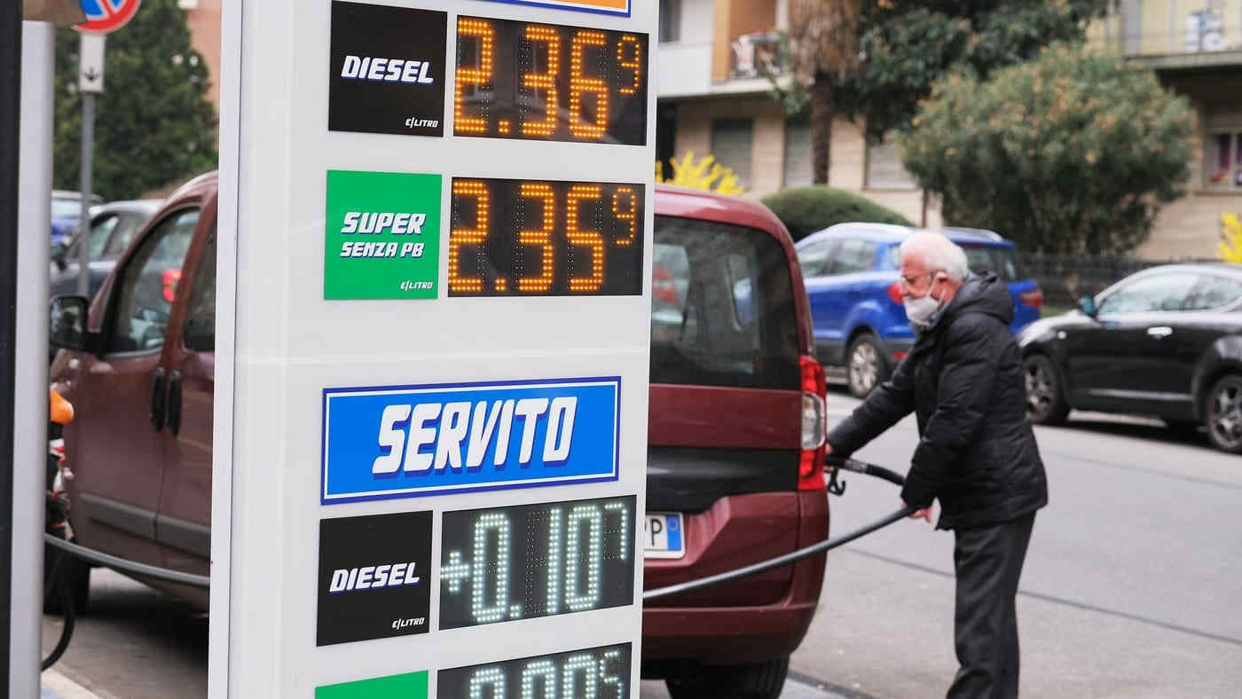 Bonus benzina 200 euro nel 2023: come funzionano i buoni carburante, a chi spettano e le novità