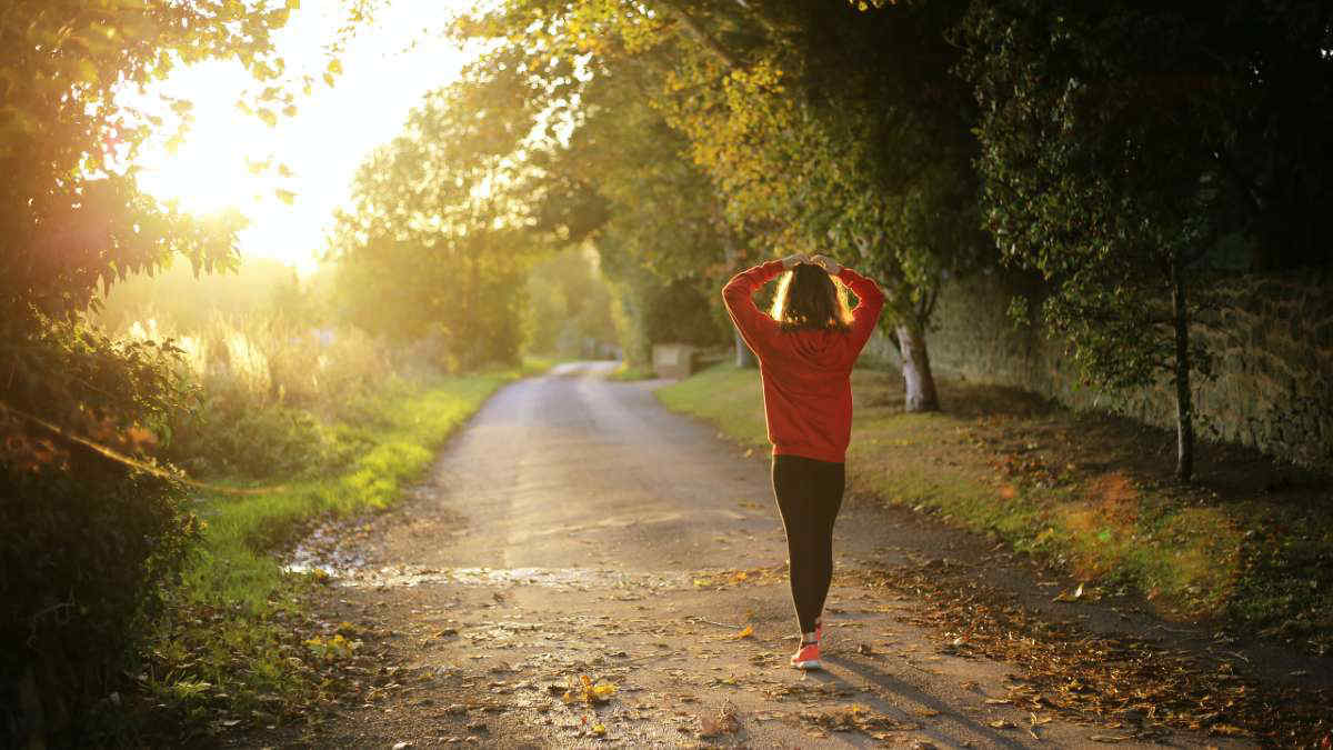 Quanto a lungo si dovrebbe camminare per compensare una giornata seduti?